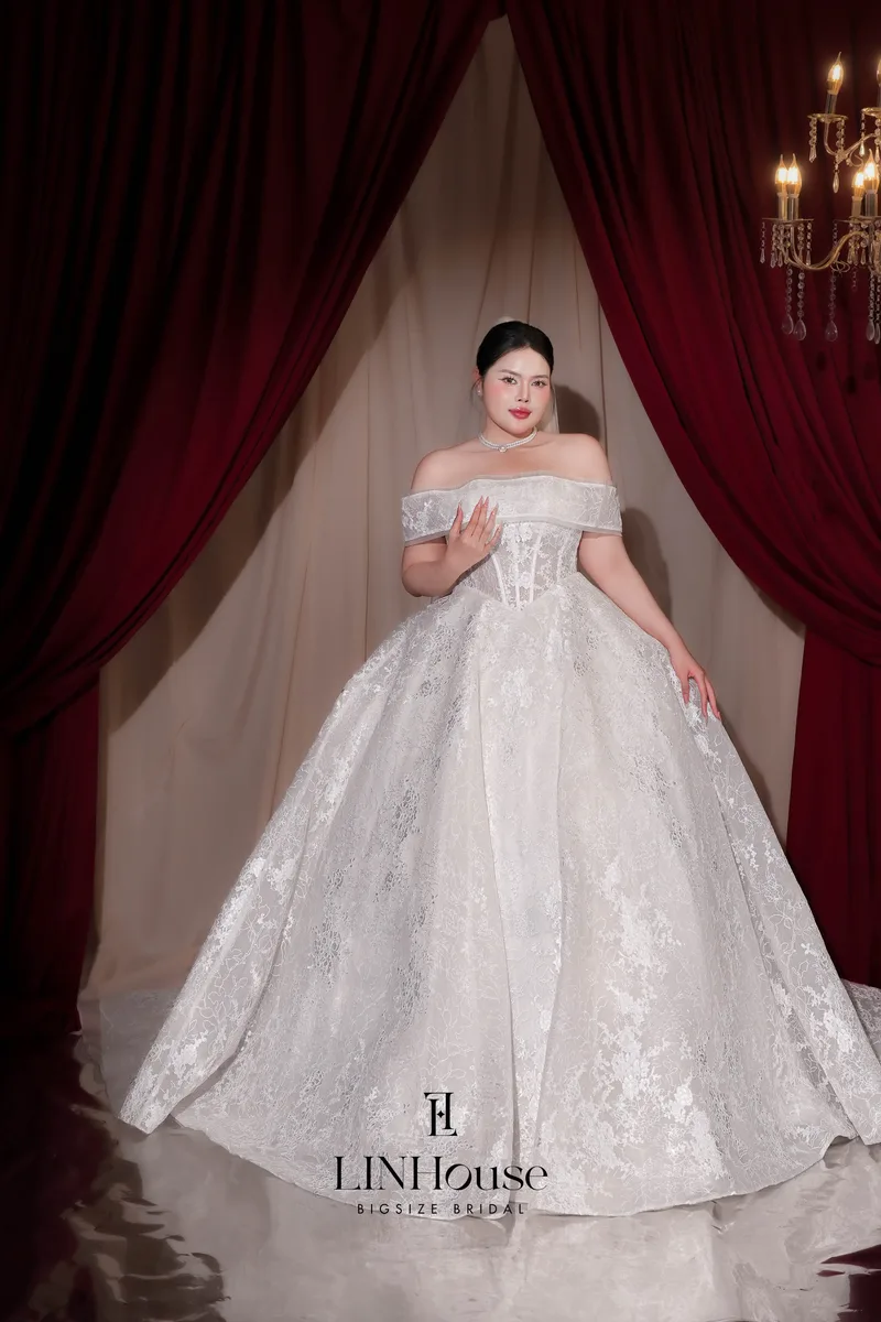 EVORA - Lace Ball Gown